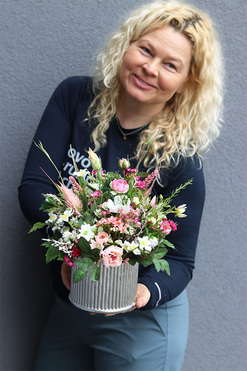 Hotelina Silver Small, kompozycja kwiatowa w naczyniu, wys.26cm 