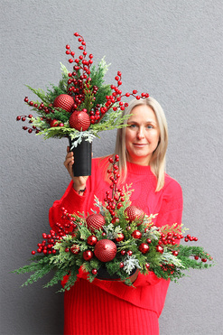 Zima w Czerwieni, świąteczny bukiet nagrobny we wkładzie, wys.50cm