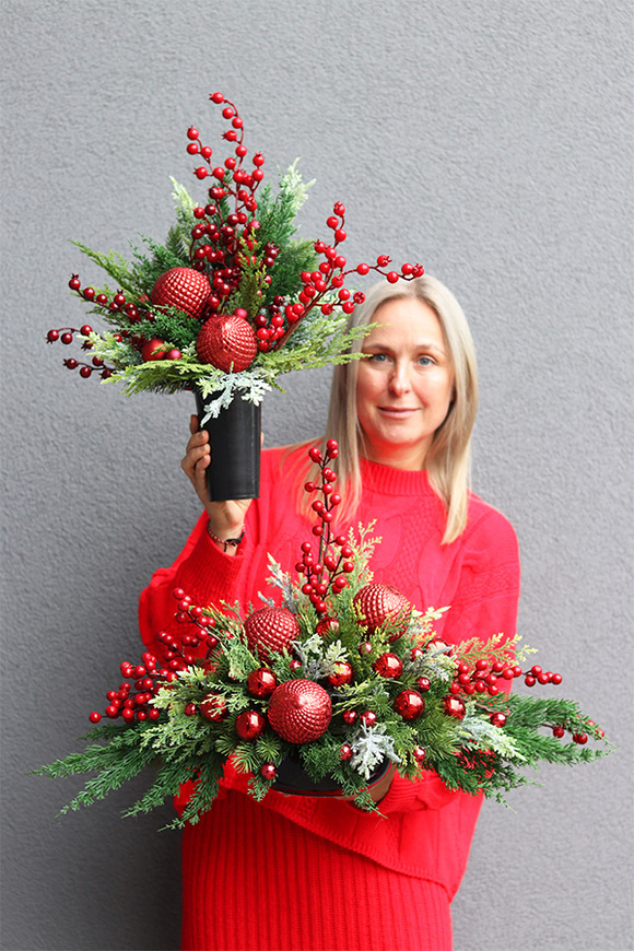 Zima w Czerwieni, świąteczny bukiet nagrobny we wkładzie