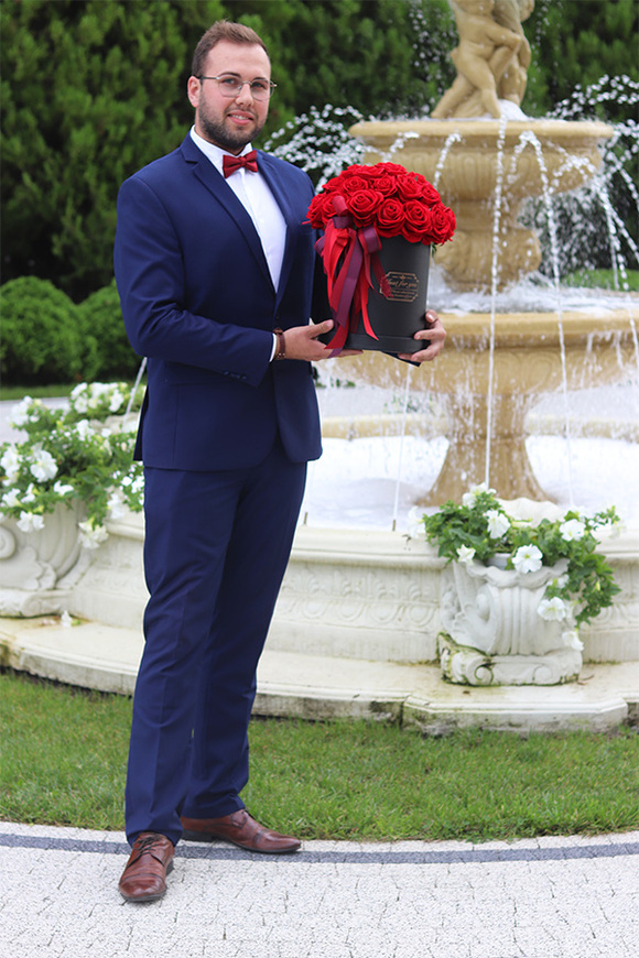 Krystian, romantyczny flowerbox z pąsowymi różami