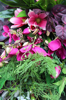 Lerria, bukiet nagrobny z magnolią i czerwonym blusczem