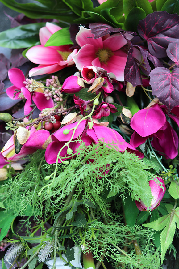 Lerria, bukiet nagrobny z magnolią i czerwonym blusczem