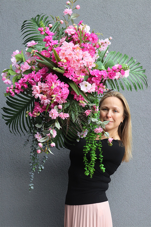 Bretania, kwiatowa kompozycja w czarnej, metalowej donicy