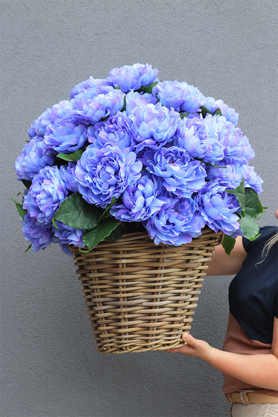 Blue Sky Big, niebieski kosz z peoniami