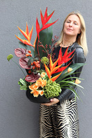 Bali, nowoczesna kompozycja kwiatowa z nutą egzotyki, wym.75x58x34cm