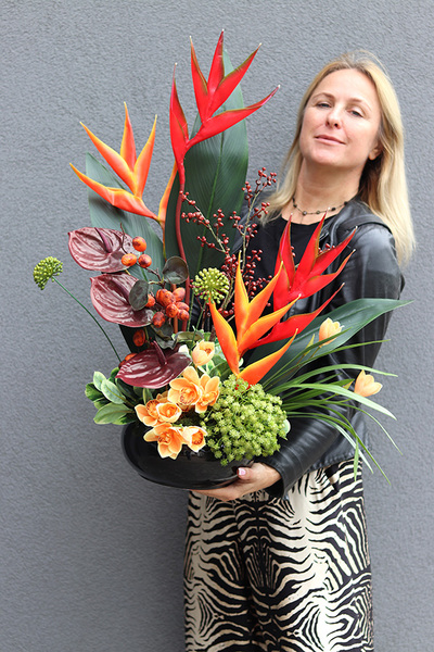 Bali, nowoczesna kompozycja kwiatowa z nutą egzotyki, wym.75x58x34cm