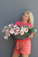 Dekoria Laos Auris, kompozycja kwiatowa w plastikowym naczyniu