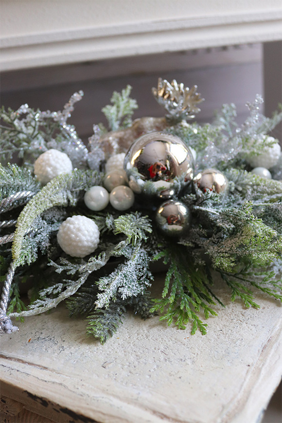 Mroźne Klimaty Silver, bożonarodzeniowy stroik na tacce