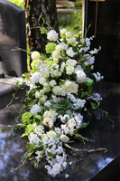 Jantar, biała wiązanka nagrobna z chryzantemami