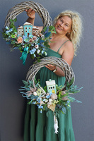 Domek Latarnika, wianek marynistyczny z porcelanową figurką