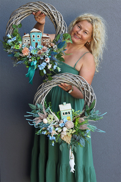 Domek Latarnika, wianek marynistyczny z porcelanową figurką