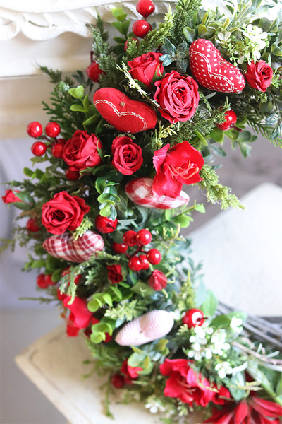 Walentynki, asymetryczny wianek w czerwieni z serduszkami, śr.42cm