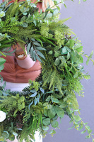 Greenna, zielony wianek na drzwi z różami	