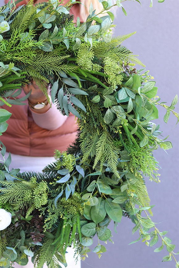 Greenna, zielony wianek na drzwi z różami	