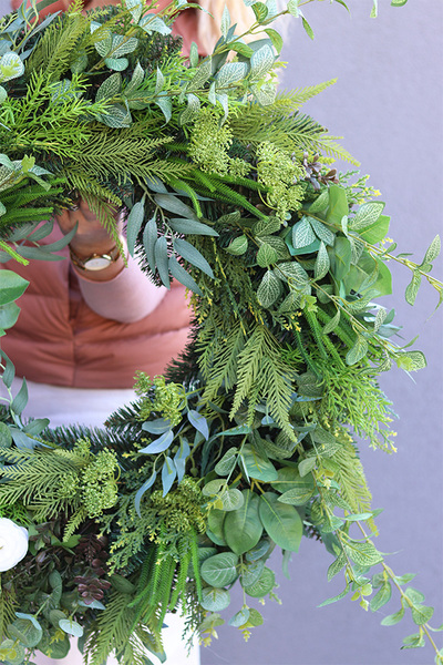 Greenna, zielony wianek na drzwi z różami	