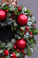 Apart Christmas Exclusives 2, świąteczny wianek na drzwi z wstążkami