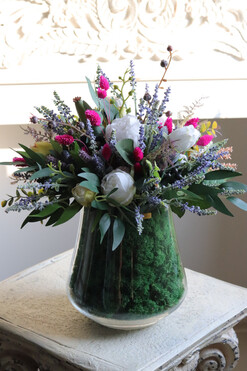 Hassati Nova 2, kompozycja kwiatowa w szklanym naczyniu, wym.41x40cm