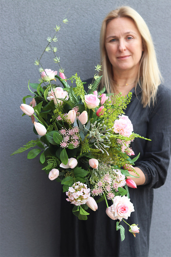 Róż Wiosenny, wiosenna dekoracja nagrobna z tulipanami