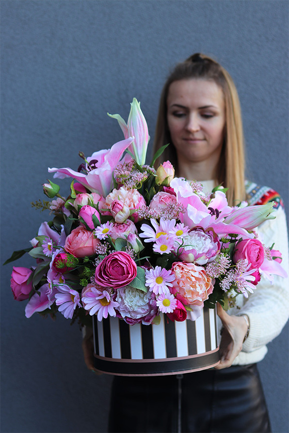 Lilie Pink, flowerbox w paski z różowymi kwiatami