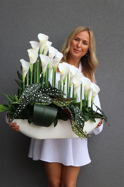 Białe Kalle Laos, bogata kompozycja donicy łódce, wys.65xdł.85cm 