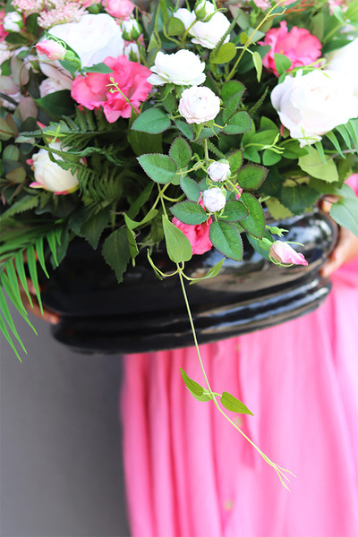 Mullina, różowa kompozycja nagrobna w misie