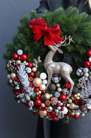 Renifer Red, świąteczny wianek na drzwi