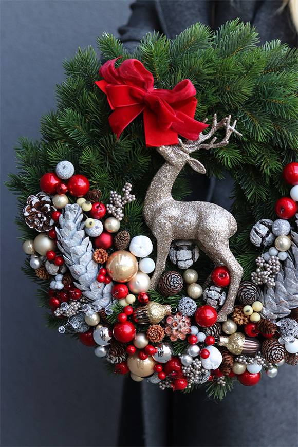 Renifer Red, świąteczny wianek na drzwi