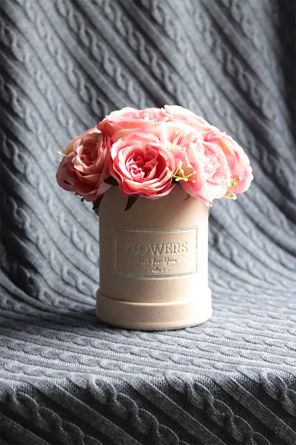 Rosaisa Pink Gerra, welurowy flowerbox z różami