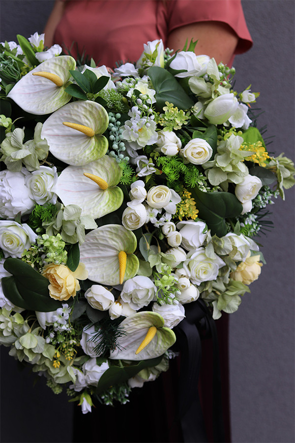 Serce White Star, bogata wiązanka nagrobna z anturium