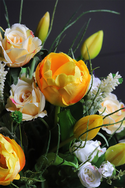 Yellow Easter, żółta dekoracja kwiatowa z tulipanami