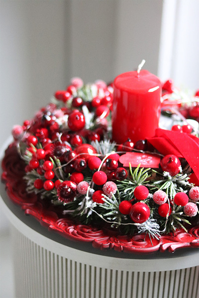 Red Table, stroik ze świecą na talerzu