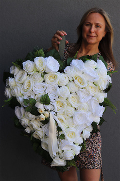 White Dream 2, wiązanka nagrobna w kształcie serca, dł.68cm