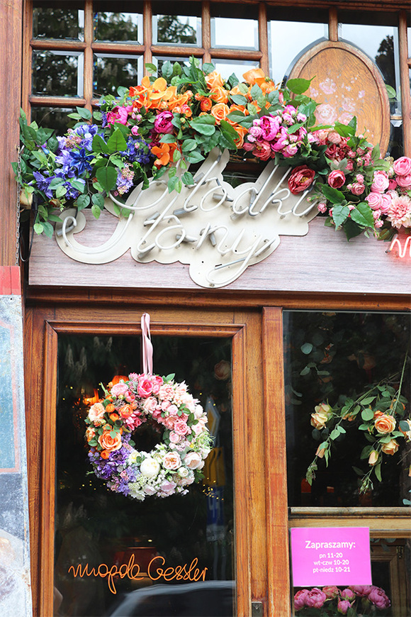 Bella Słodko-Słona, dekoracyjna girlanda kwiatowa