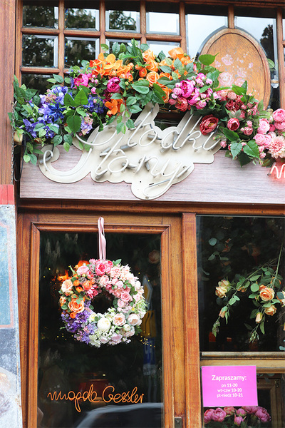 Bella Słodko-Słona, dekoracyjna girlanda kwiatowa