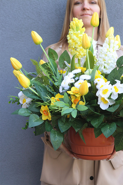 Amira, wiosenna kompozycja nagrobna w naczyniu