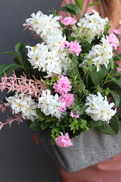 Volcan Neure Hiacynto, kompozycja nagrobna w misie