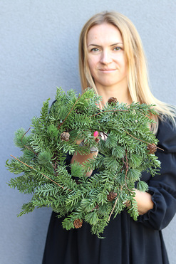 OD RĘKI Iglak A, wysokiej jakości sztuczny wianek na drzwi, śr.35cm 