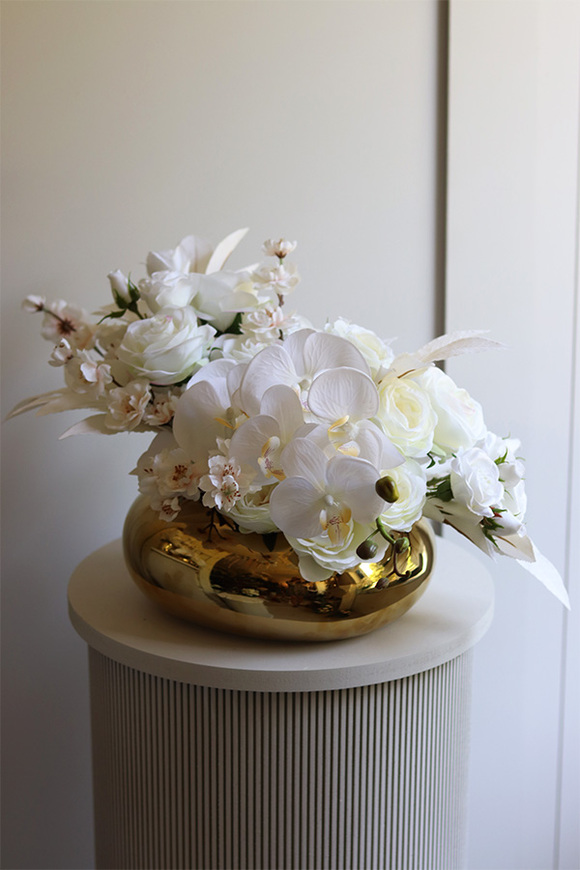 Lorient Gold Big, kompozycja kwiatowa w złotej misie