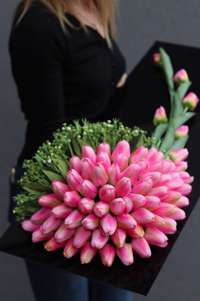 Tulippo New Design Candy 2, dekoracja nagrobna na czarnej podstawie