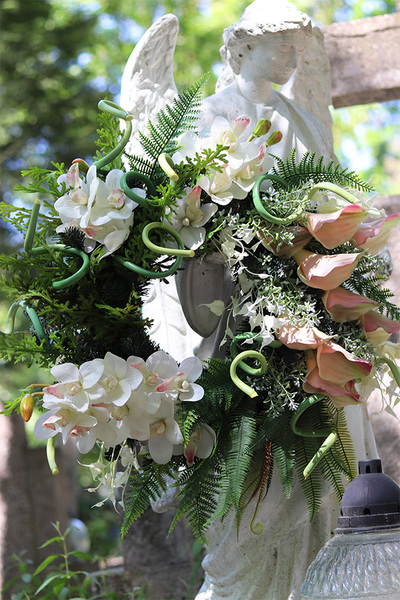 Ulisses, wieniec nagrobny z cymbydium i kalie