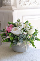 Deluni Ferana, kompozycja kwiatowa z kokardką	