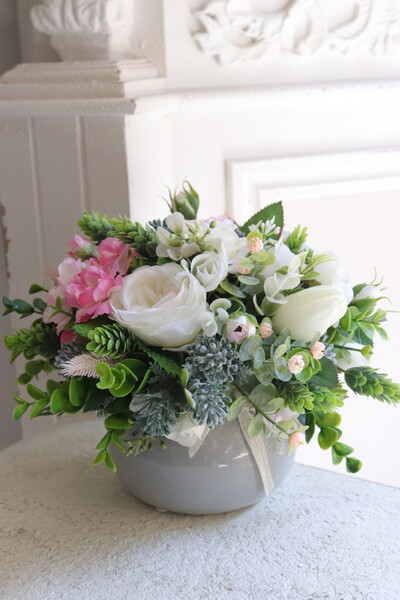 Deluni Ferana, kompozycja kwiatowa z kokardką	