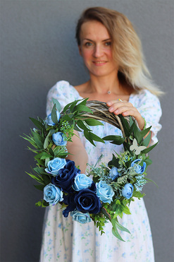 Blue Roses, asymetryczny granatowy wianek, śr.30cm