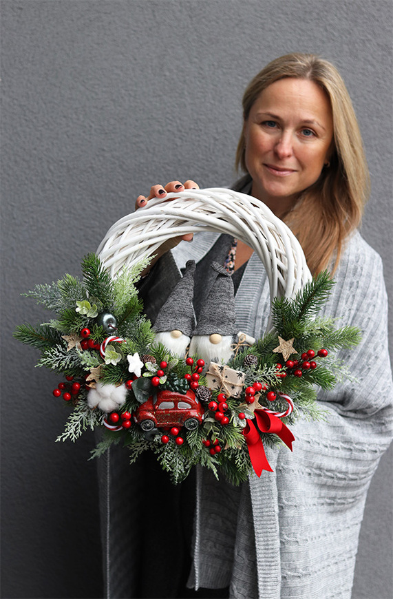 Szare Skrzaty 2, bożonarodzeniowy wianek na drzwi,