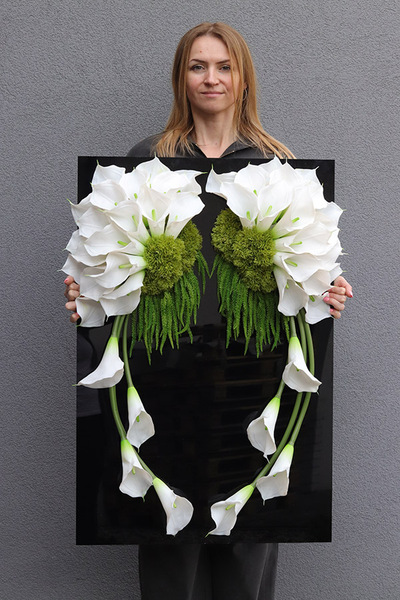 New Design Skrzydła Anioła, dekoracja nagrobna na czarnej podstawie