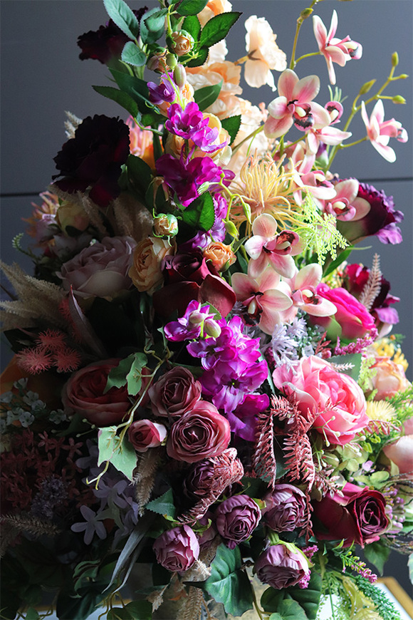 Milano Colors, bogata kompozycja kwiatowa w pucharze