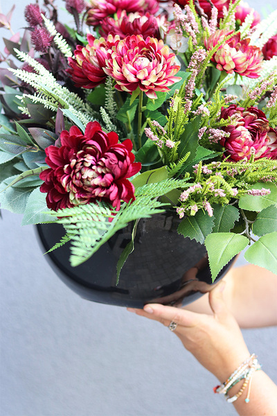 Astry Bordo Love, kompozycja nagrobna w naczyniu