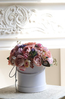 Celina 2, welurowy flowerbox z różowymi kwiatami