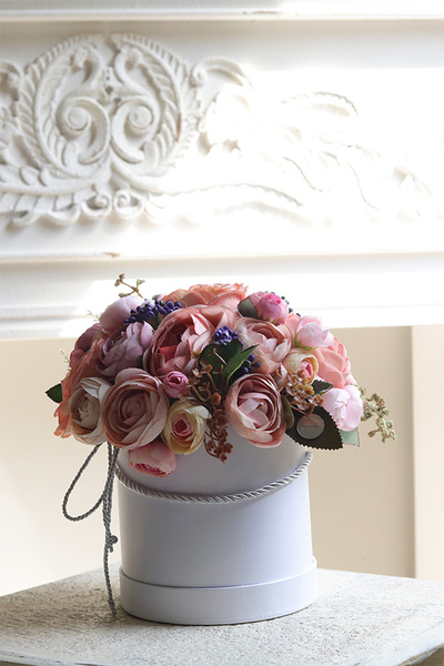 Celina 2, welurowy flowerbox z różowymi kwiatami