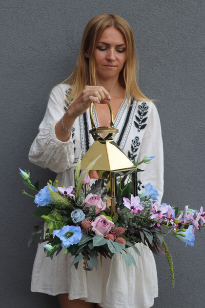 Angelo Garden Pastelia, kompozycja nagrobna z aniołem i lampionem